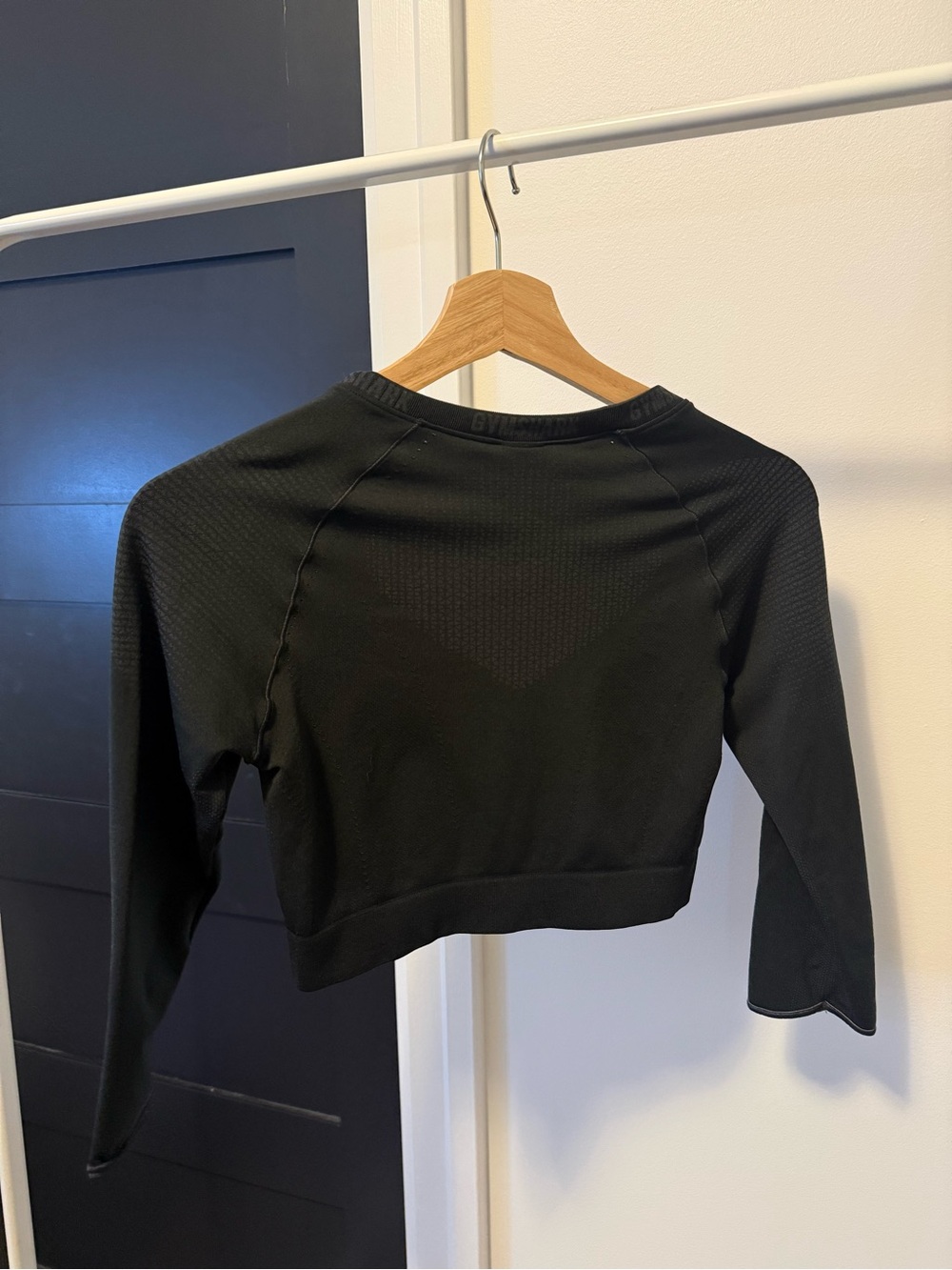 Gymshark Black Cropped Long-Sleeve Performance Top with 3/4 sleeves - Picture 5 of 9
